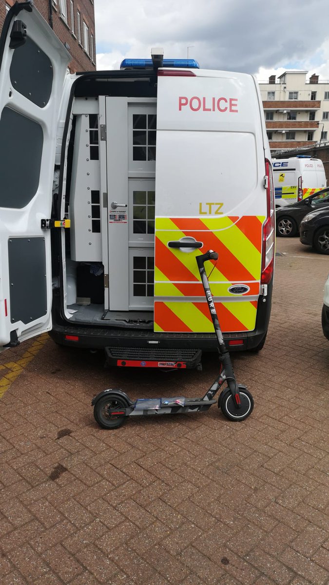 MPSRTPC's tweet image. Tower Hamlets Safer Transport Team 4 Arrest a male for supply of Class &apos;A&apos; drug. His E-scooter was his illegal method of transport which was also seized. #Ophornet #Escooter #RTPC #CESTT #saferstreet #drugawareness