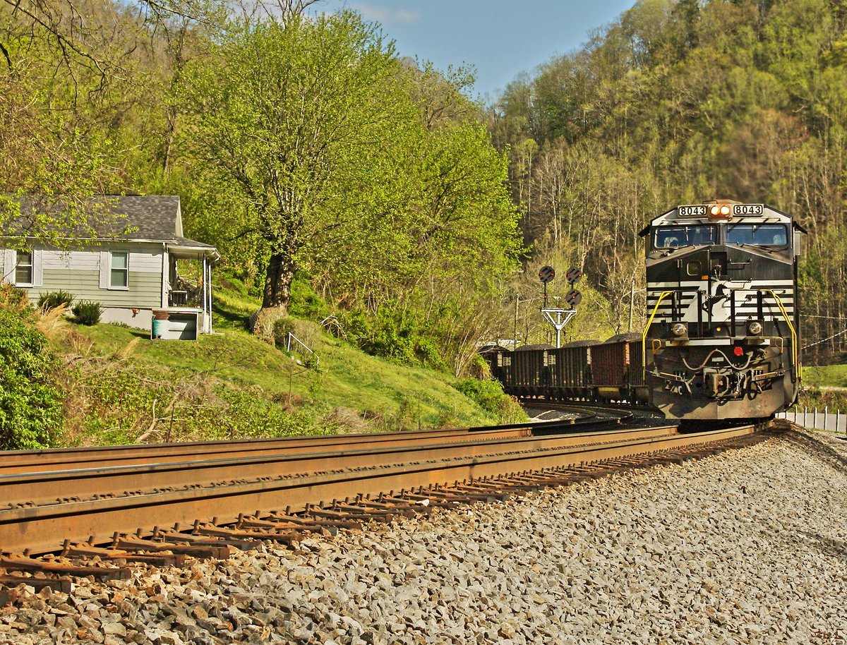 WV_coal1's tweet photo. American miners loaded 64,252 railroad cars with coal last week.  That's 92 trains running every day of the week, moving 6.5 million tons of American Fuel Satisfaction around the country.
As a single train, it would be 475 miles long. https://t.co/4xSTGhw0xz