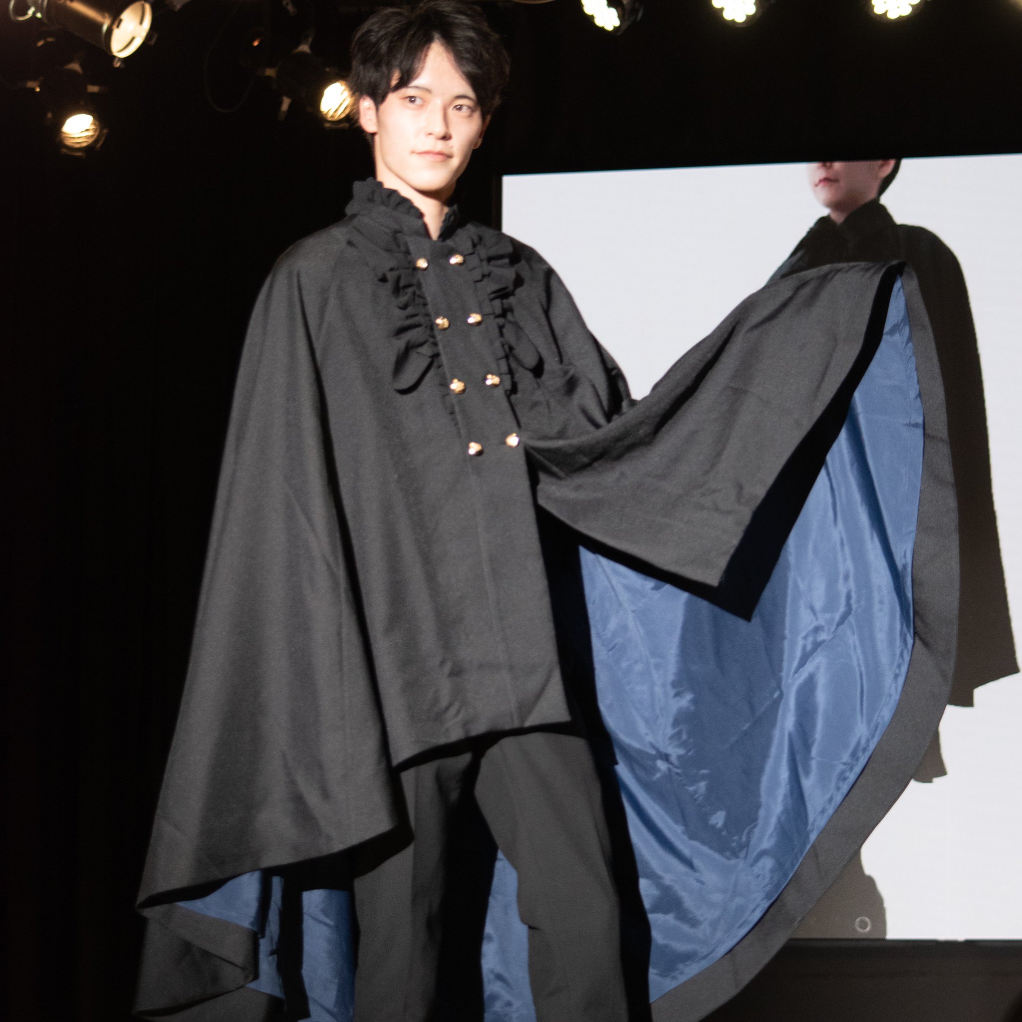 幻装王国 月光伯爵マント 色違いver 朧月 をイメージした色味です 表はベージュ 裏地がグレー 思ったより馴染み良く仕上がりました メンズモデルさんに格好良く着こなして頂きました 爽やかな感じがとても新鮮でした T Co