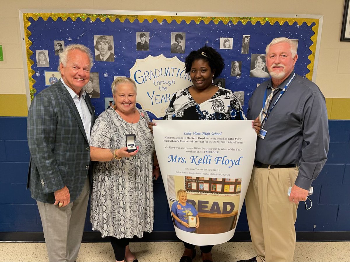 RhodesGrad's tweet image. Happy Teacher Appreciation Week! 🎉

Every year, RGS donates over 100 rings to teachers of the year, as well as to the state teacher of the year and finalists. We appreciate our teachers, and we hope you'll help us in celebrating them not just this week, but all the time!