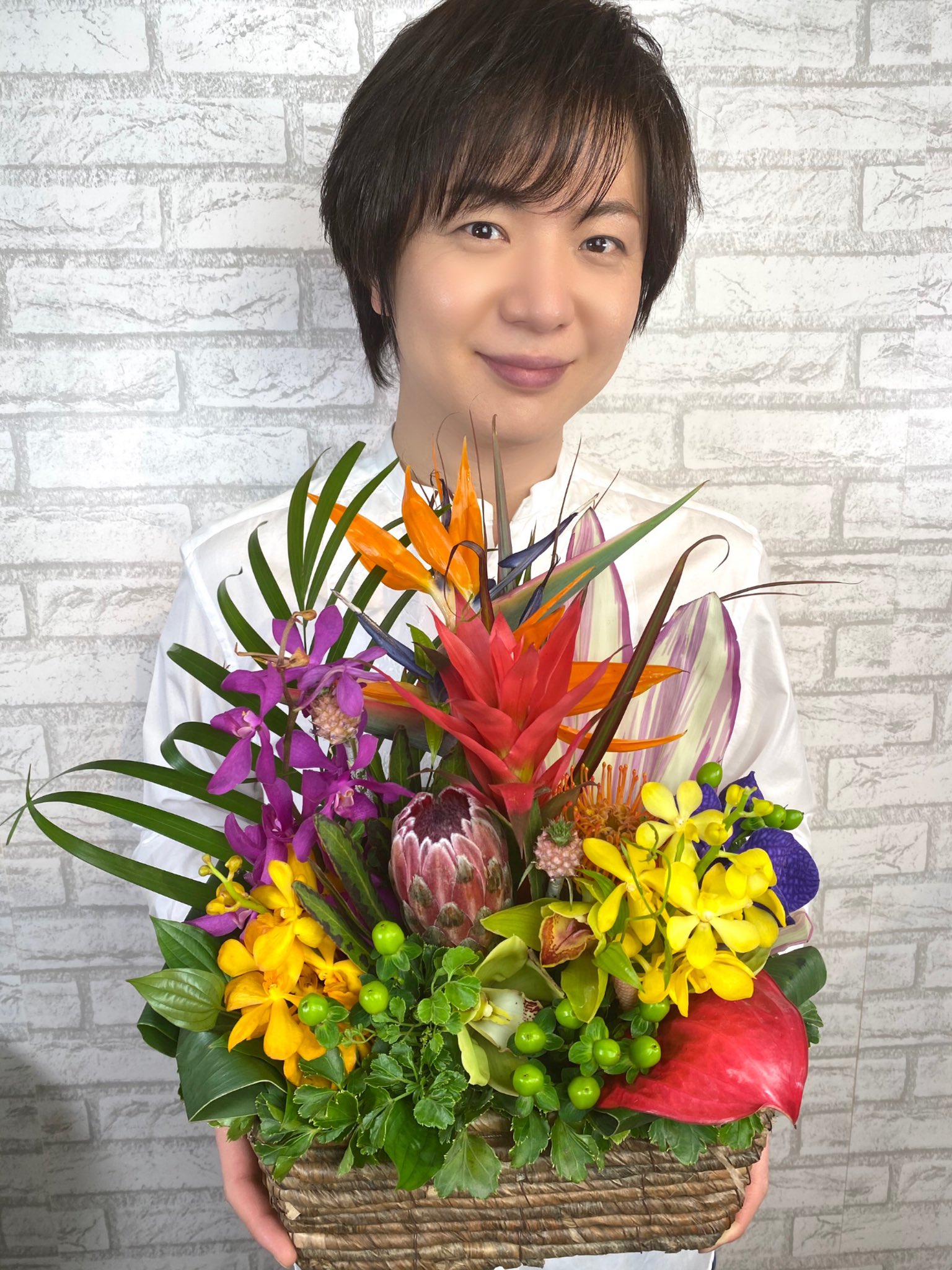 竹島宏スタッフ 公式 花かご 花かごが届きました 南国ムードたっぷりな花 カラフルな花の中央にある ワイルドフラワーの王 キングプロテア 花言葉は 豊かな心 今日も１日お疲れ様でした ひろネット 花便り 花言葉 花 キングプロテア