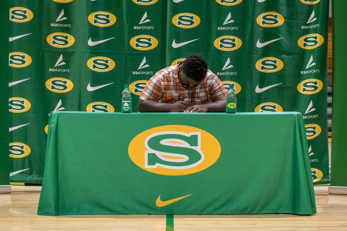 SummervilleFB's tweet image. It’s signing day here at Summerville! Congratulations @RubinIzzard1 on signing with Savanah Prep!