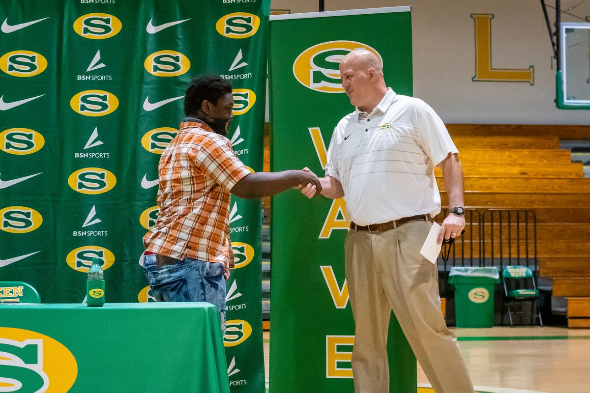 SummervilleFB's tweet image. It’s signing day here at Summerville! Congratulations @RubinIzzard1 on signing with Savanah Prep!