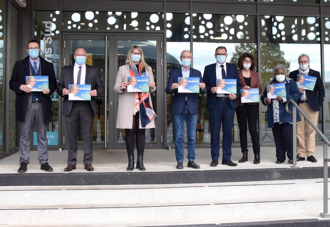 combs2021's tweet photo. C'est "Rassemblés" avec nos candidats aux élections régionales que nous avons lancé hier notre campagne pour les élections départementales, en présence de @GuyGeoffroy , Maire de #combslaville 
@FranckDenion @La_MollardCadix @ChristanDuez @VLacroute @GeoffreyCarva #Elections2021 https://t.co/vimHfcHCq9