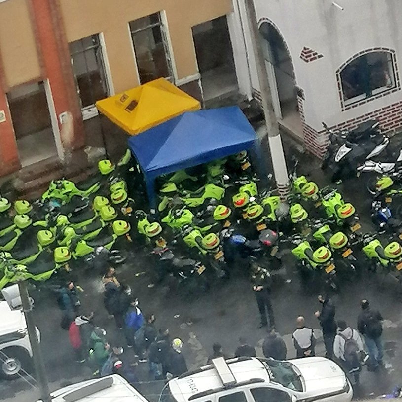 angelamrobledo's tweet photo. ¿Está la Policía infiltrando la protesta para generar violencia, luego noticia y así deslegitimarla y buscar respaldo a su violencia asesina? Esta formación se acaba de ver en la Estación de Teusaquillo, a las 11 a.m hay convocada manifestación cerca de allí. #ParoNacional5m https://t.co/GuMTQmcemZ