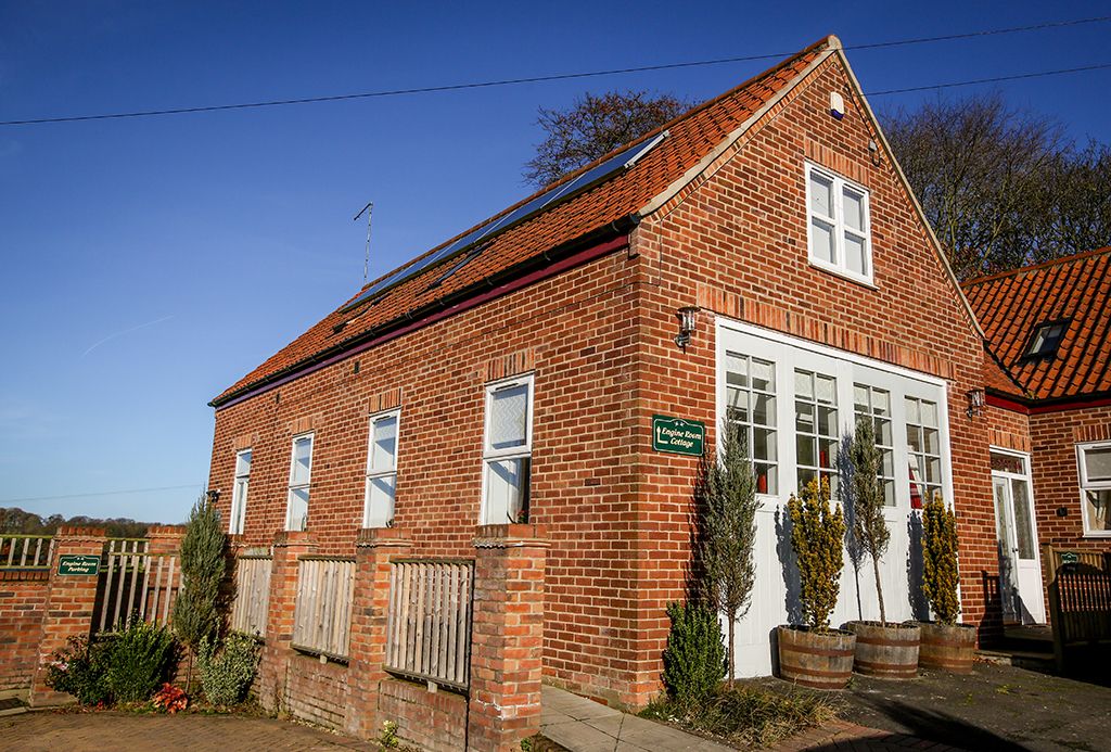 TheHolidayCots's tweet image. Once the village fire station, @EngineRmCottage is now a stylish holiday cottage. It has views of open countryside, with both the beach &amp;amp; the city of York less than half an hour away!
🛏️ Sleeps 1-6
theholidaycottages.co.uk/EastYorkshire/…
#HolidayCottage #Sledmere #EastYorkshire #YorkshireWolds