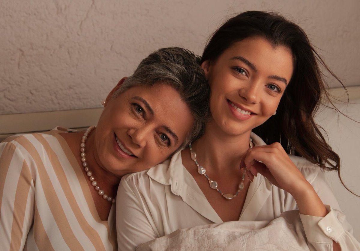 TIMELESS SPLENDOUR 

Show your mom how much you love her this Mother’s Day with Jenna Clifford.
#mothersday #giftsformom  #luxury #jewellery #southafricanbrand #localbrand #southafrica #supportlocal #bespoke #jewellerydesign #luxurybrand #bespoke #design #jewelery #diamonds