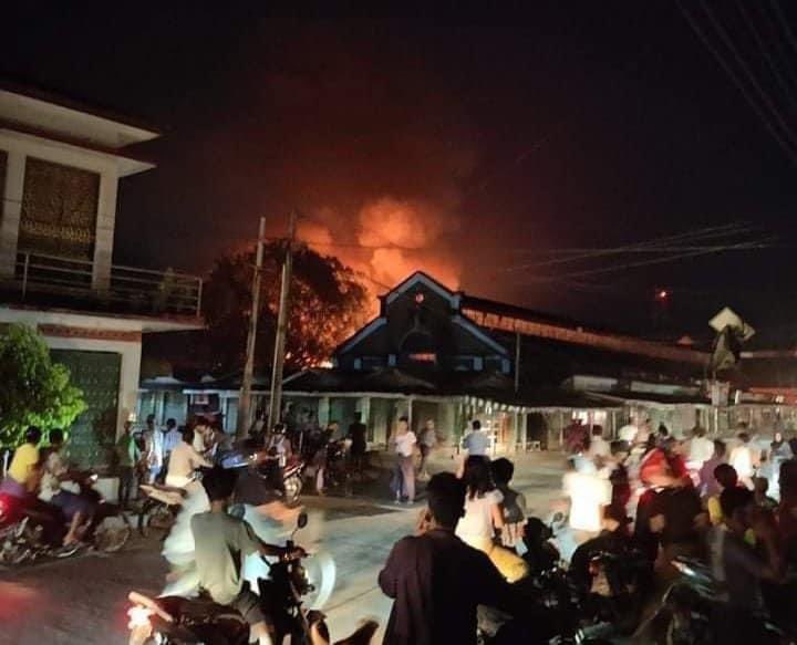 LuuHanNa4's tweet photo. A fire broke at around 7:00 p.m. on in Myoma Market, Mawlamyinekyun Township, Ayeyarwady. 
#May5Coup
#WhatsHappeningInMyanmar https://t.co/NLDCjOU7Xk