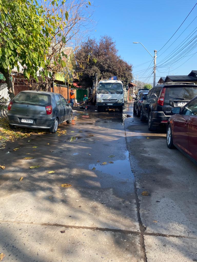 MuniColina's tweet image. #Emergencia 
Personal municipal monitorea el trabajo de @SomosSacyr debido a la rotura de una matriz de agua potable en villa La Concepción, que provocó el corte de suministro en el centro de Colina. Se recomienda circular con precaución en el sector.
@mario_olavarria