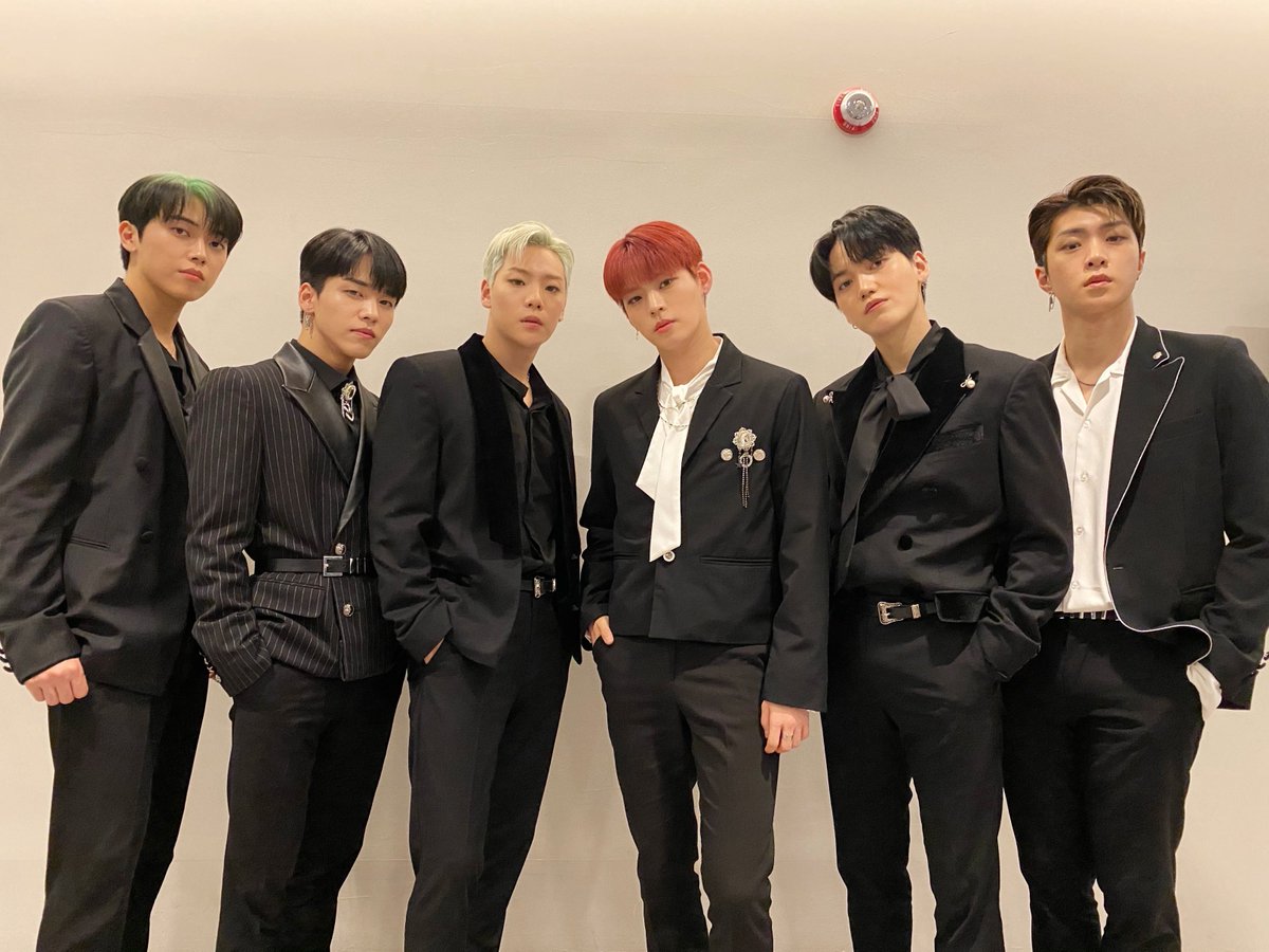 ONF_offcl's tweet photo. [#LightONF] 21.05.05 히���트랙3📸

온앤오프의 다양한 매력을 볼 수 있었던 토크부터
1위로 뽑혀 골든트랙 무대에서 
처음으로 선보인 ‘누워서 세계 속으로’ 까지
퓨즈들 모두 즐거운 시간 되셨나요⁉️

#온앤오프 #ONF #춤춰 #UGLYDANCE https://t.co/uuLWTtXL7N