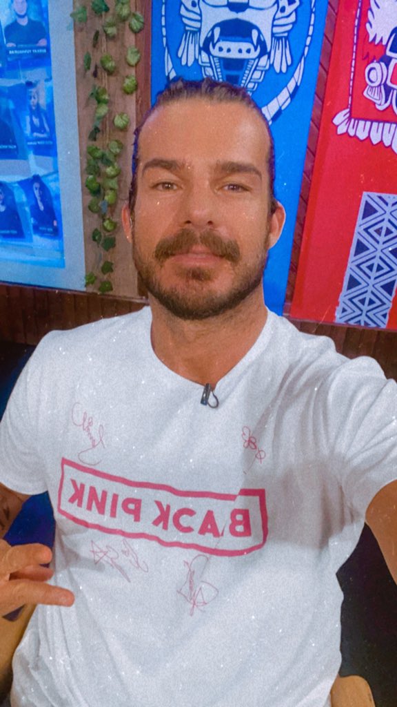 Survivor panorama Hakan black Pink baskılı tişört giymiş