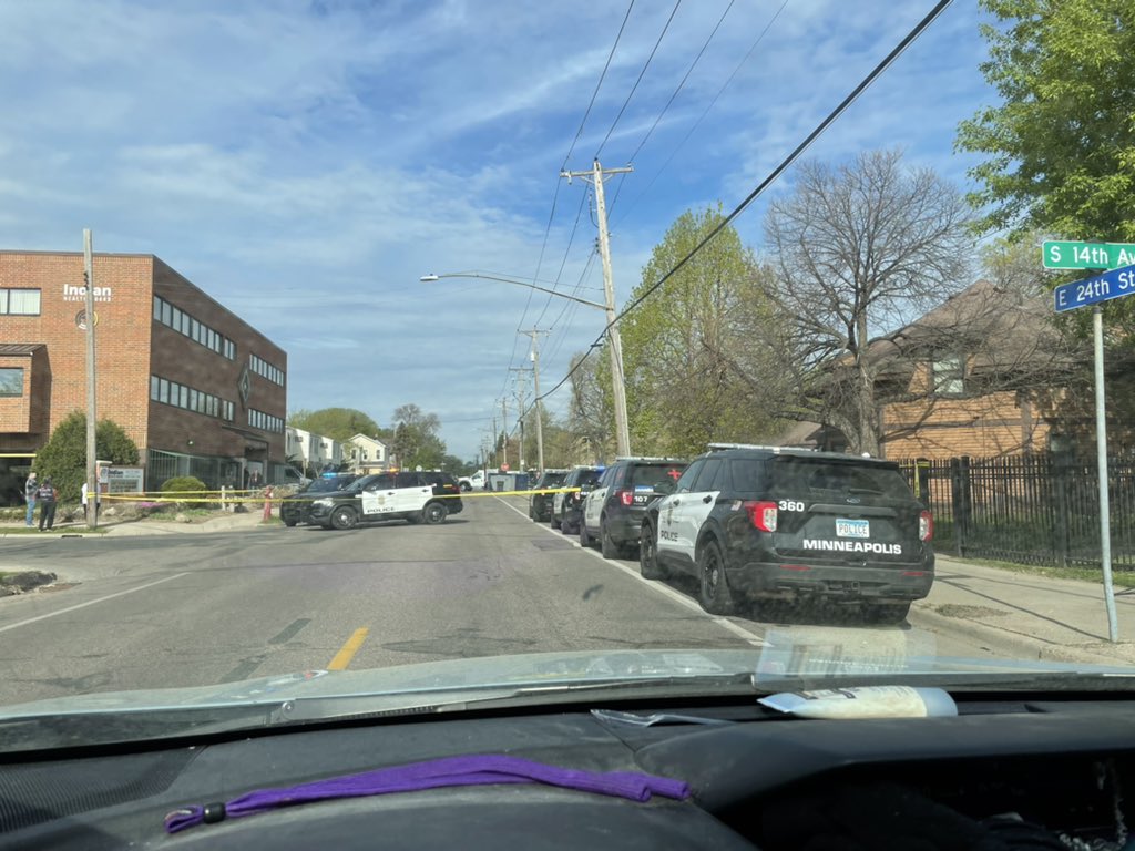 MxLandBack's tweet image. There are 15-20 Minneapolis squads surrounding an encampment right now, residents are being pushed out &amp;amp; their belongings discarded. This camp has been evicted at least 3x in recent memory, &amp;amp; hardly anyone bats an eye because it happens in East Phillips. Shame on you @MayorFrey