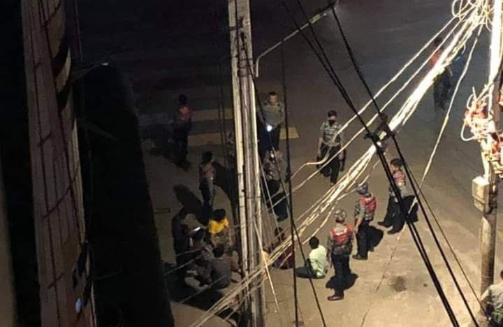 BOTAHTAUNG, Yangon:

Terrorists (Myanmar security forces) abducted 8 youths from 50th Street this evening.

#May5Coup #WhatsHappeningInMyanmar #MilkTeaAlliance