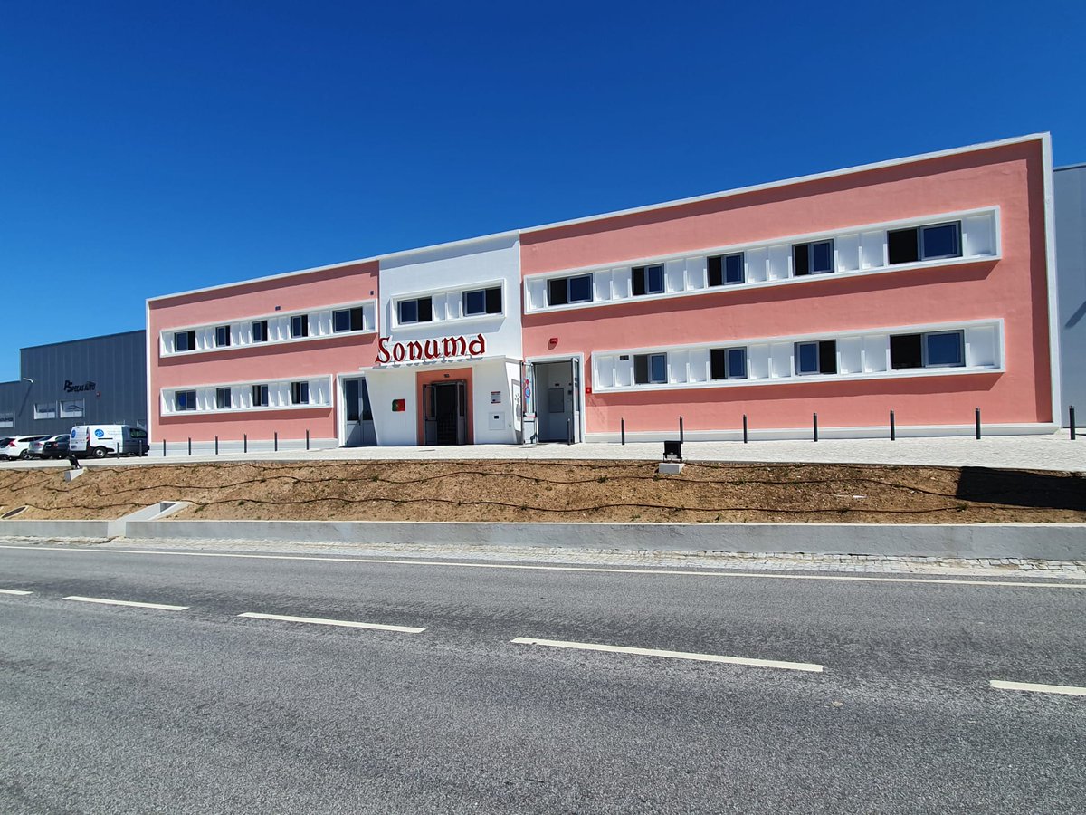 coesao_pt's tweet photo. A inaugurar o Complexo Empresarial #SONUMA, em Figueiró dos Vinhos, destacamos a capacidade dos territórios do #Interior para atraírem empresas e fixarem trabalhadores e famílias. Cada vez mais, é importante aliar inovação aos setores tradicionais para valorizar o território. https://t.co/UZmwuDRzF1