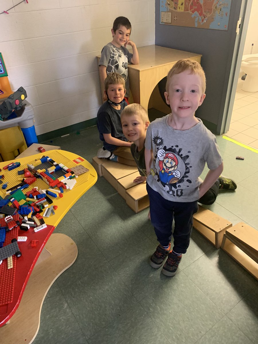 BCEMorrisEFI's tweet image. Lea centres. ❤️ #weeklyreader #buildingfun #lourdvsléger #artwork