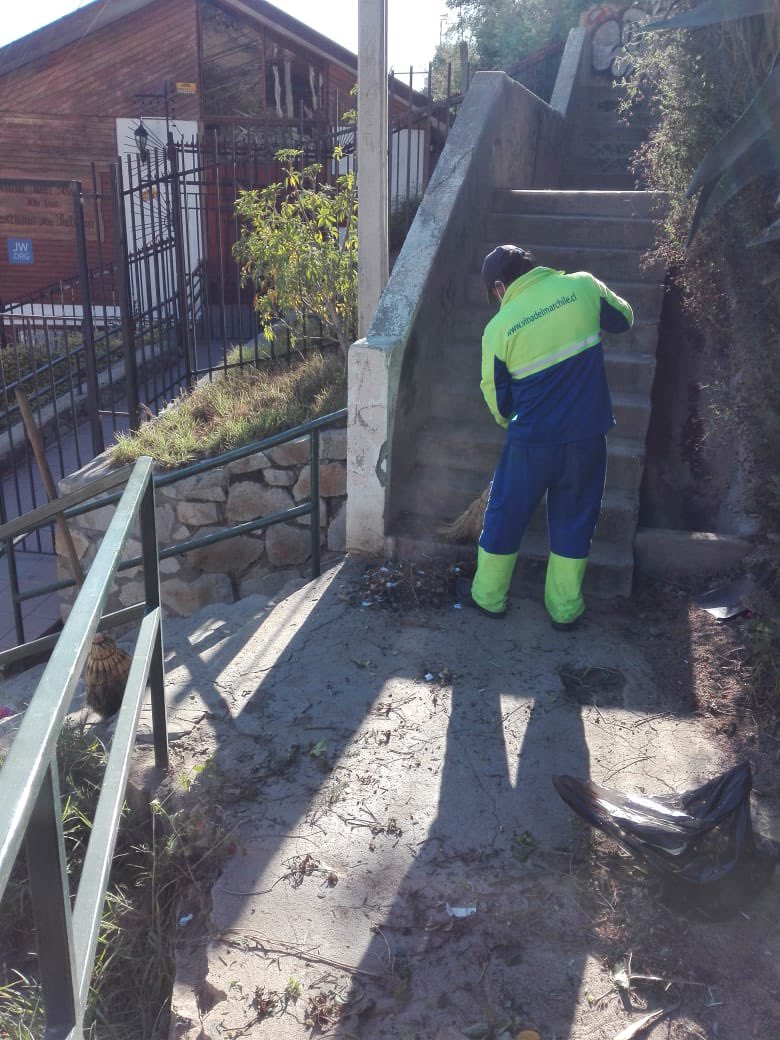 [Chorrillos] terminó hace minutos la labor de limpieza y sanitizado de Escalera Colón. Seguimos avanzando 👌🏻 / recordar no eliminar desechos o arrojar basura en las vía pública, sobre todo en aquellos lugares de difícil acceso. 👍🏻