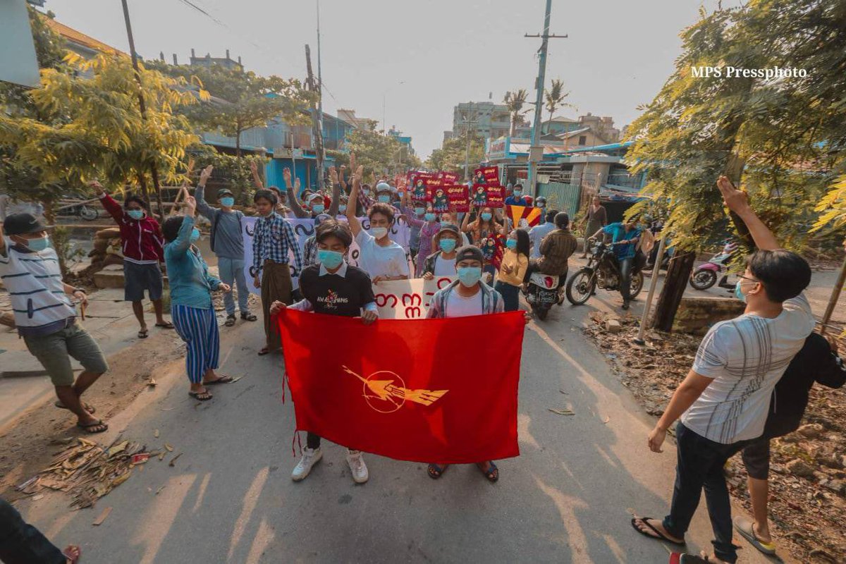 KalyarSu's tweet photo. Mandalay-based university students staged a peaceful protest near schools on the morning of #May5Coup against the reopening for military slavery education system.
#WhatsHappeningInMyanmar https://t.co/AX3yEnRAhK