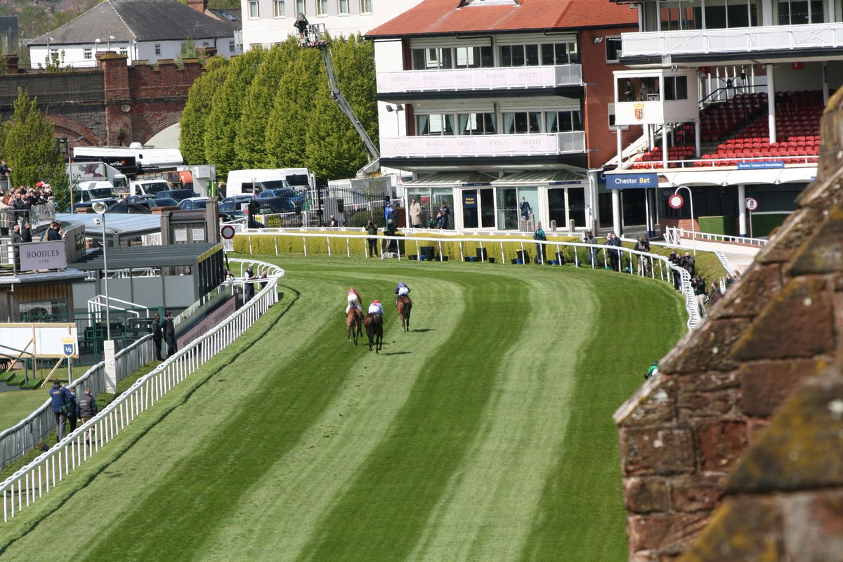 DaveThePapLpool's tweet photo. Opening day of the Boodles festival at Chester,, riders head to the finishing line to empty stands  @Boodles  @ChesterRaces  @MirrorRacing @itvracing  @Binners97239983  @icecreamconetv  @ActivateDgtl  #chesterraces  #racingnews  #ITVRacing  #COVID19  #BoodlesMayFest #roodee https://t.co/RxmS8nW1CL