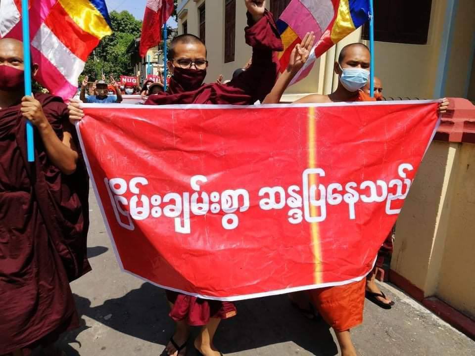 KalyarSu's tweet photo. Sangha Union Strike is still going strong against military regime undeterred by the scorching heat in Mandalay.
#May5Coup
#CivilDisobedienceMovement
#WhatHappeningInMyanmar #WeSupportNUG #WeSupportCRPH https://t.co/MtGvB1PQ7z