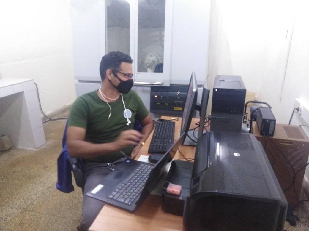 yurisley_valdes's tweet photo. Se consolida el vínculo #SectorGeologoMinero #SGM #Cuba @UniversidadMoa @CEDINIQ2 profesores geología contribuyen con la UP Laboratorio en el Equipo de Difracción Rayos x. Estudio de fases mineralógicas de las arcillas de #Moa @CubaMES @EnergiaMinasCub @JuanRuizQuinta2 @IgpCuba https://t.co/rjBY0oZLk9