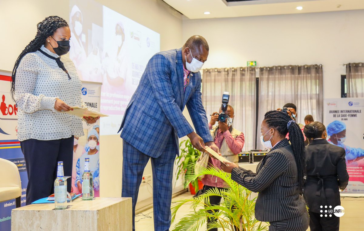 UNFPARDC's tweet photo. #MidwivesDay, prestation de serment de 65 sages- femmes nouvellement diplômées à #Kinshasa @world_midwives @MinSanteRDC @MingenreRdc @OMSRDCONGO @scosaf https://t.co/4rmvQBSQg9