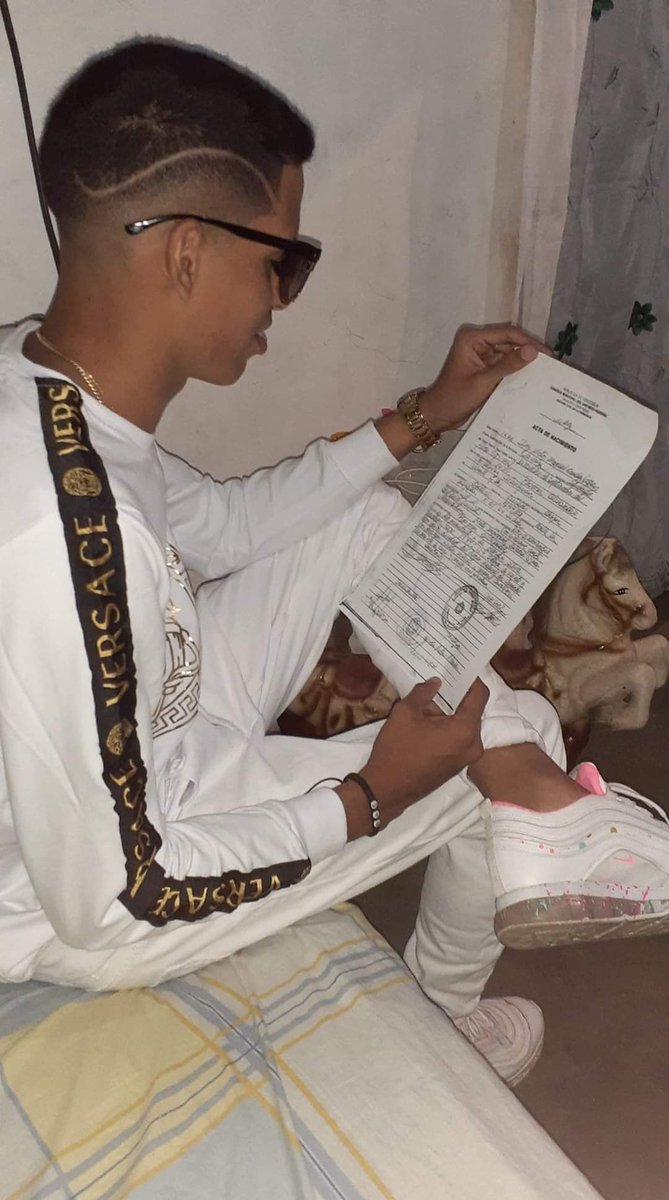 Aquí leyendo mi acta de nacimiento porque hay gente que cree que uno nació ayer