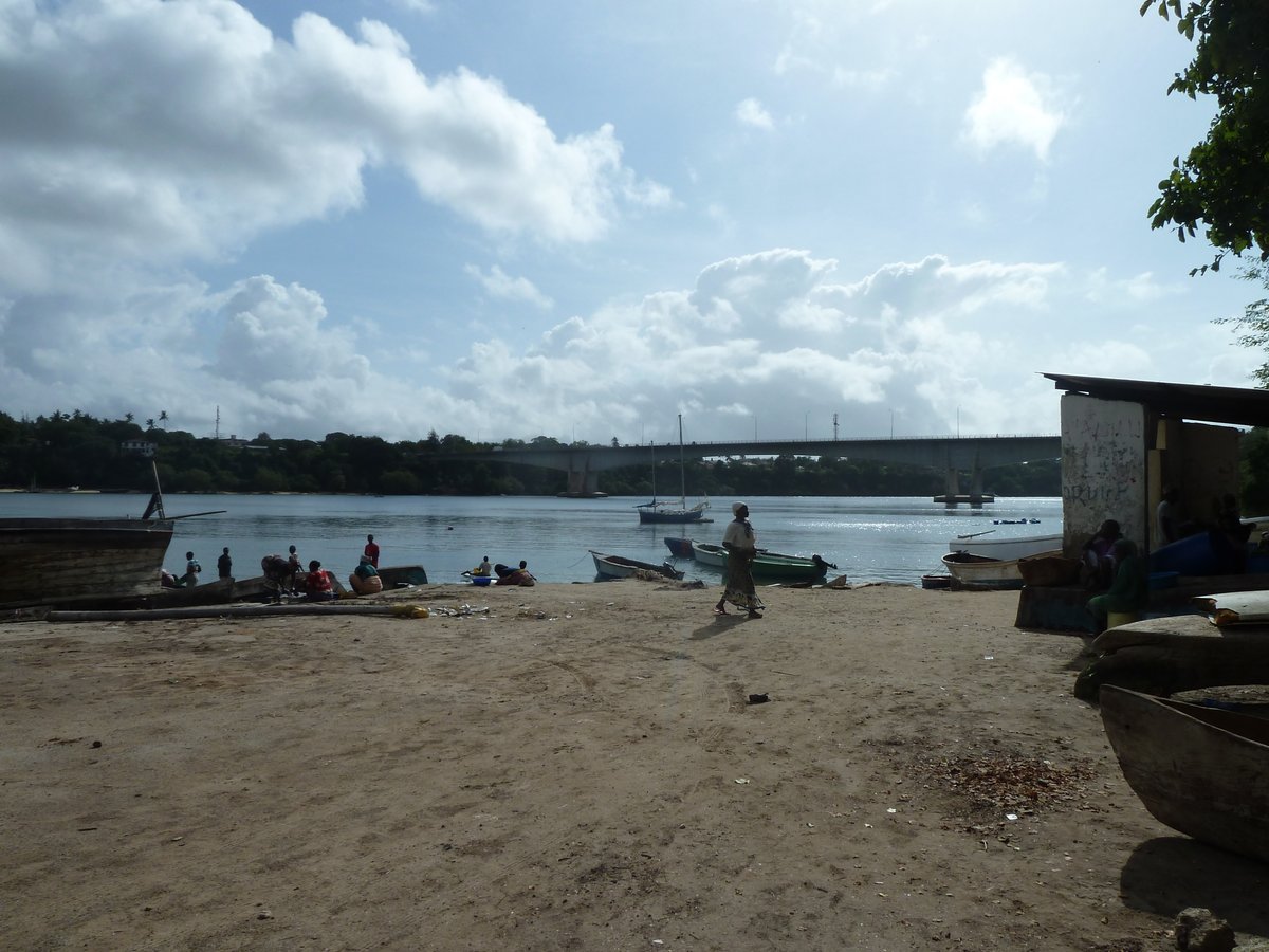 Every morning we'd drop Ruth Tibesasa off at the banks of Kilifi Creek to manage flotation work 4/n