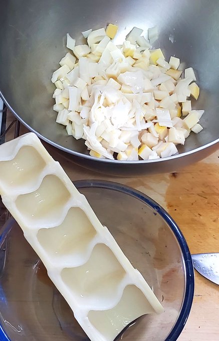 ちょうどタケノコを頂いたので、今週のクッキングパパの『ワカタケ焼き』を作ってみる。ようはタケノコのざく切りとワカメを具材にしたお好み焼きで、イロモノかと思いきや、生地の香ばしさにタケノコのざくざく感とワカメの風味が合わさってとても美味しかった。あと作るのも超簡単。 