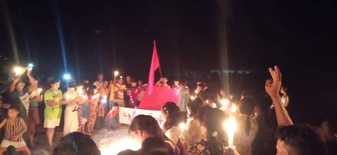 stt0000's tweet photo. On the night of May 5, residents in Pantin Inn village, Dawei's #Launglon Township, staged a night strike to oppose the military dictatorship.
#May5Coup
#WhatsHappeningInMyanmar
#MilkTeaAlliance https://t.co/XbgWFrPsgq