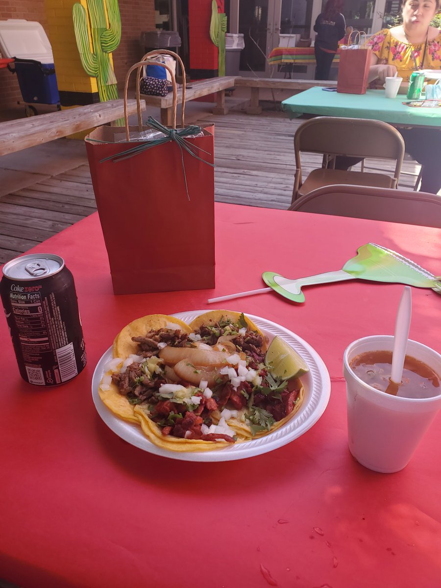 MsContreras3's tweet photo. Teacher appreciation day 3 amazing tacos from out PTO @CorneliusElem https://t.co/mm6AKUgQRk