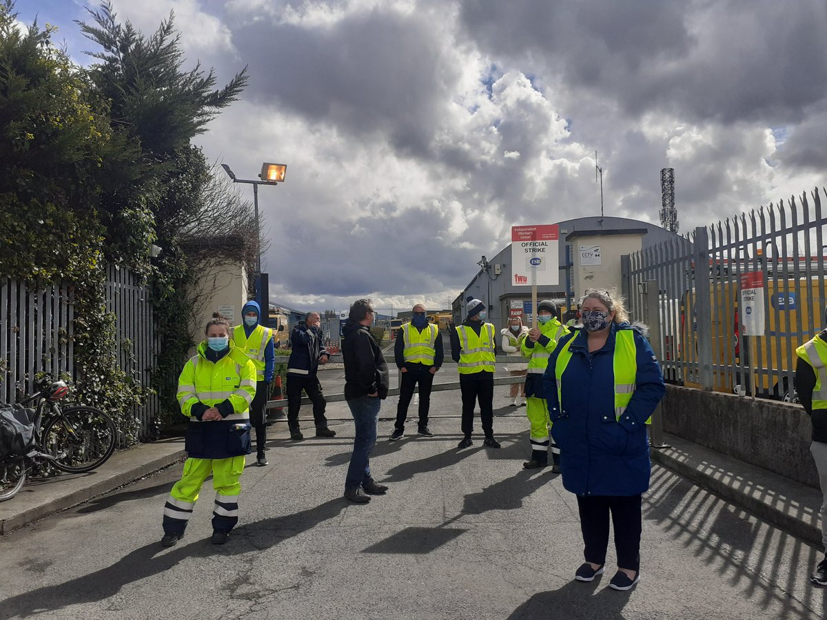 Solidarity to all ESB workers on strike today. 

Great to see debenhams staff joing them on their picket line. Workers uniting across their different struggles and fighting for all workers in Ireland.

The workers united will never be defeated ✊
