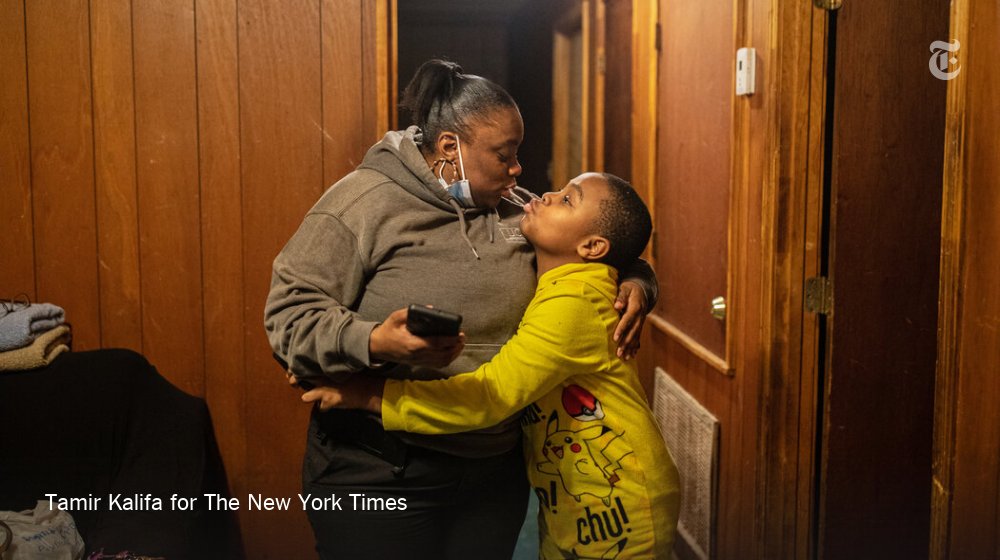 2/ Jordyn's single mom, Precious, earns $12-an-hour as a security guard at a casino in Tunica, Miss. She is just below the cutoff for government assistance, and on her salary all she can afford is a $400-a-month apartment. It has no stove, no fridge - and crucially, no internet