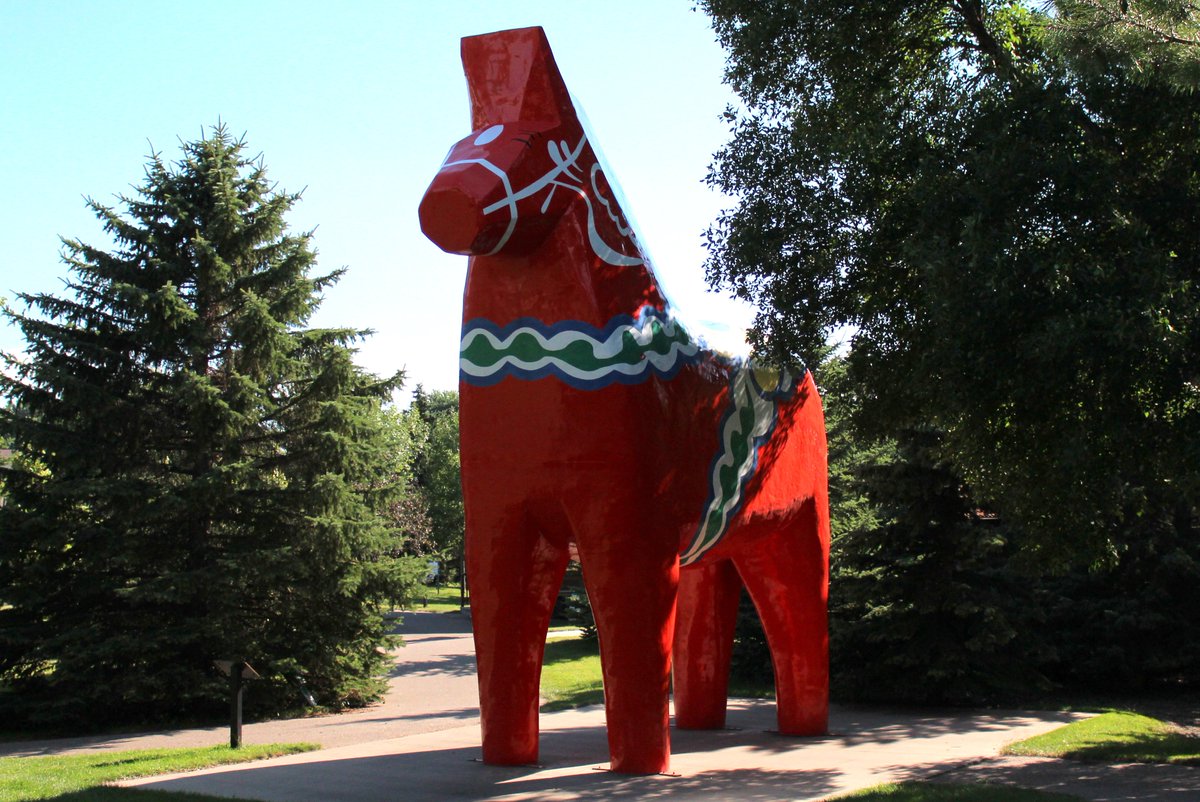 Seabrahamsons's tweet image. A1: May not be the "World's Largest", but @VisitMinot has an awesome 30 feet tall Dala horse!
#MWTravelChat  #BeNDLegendary