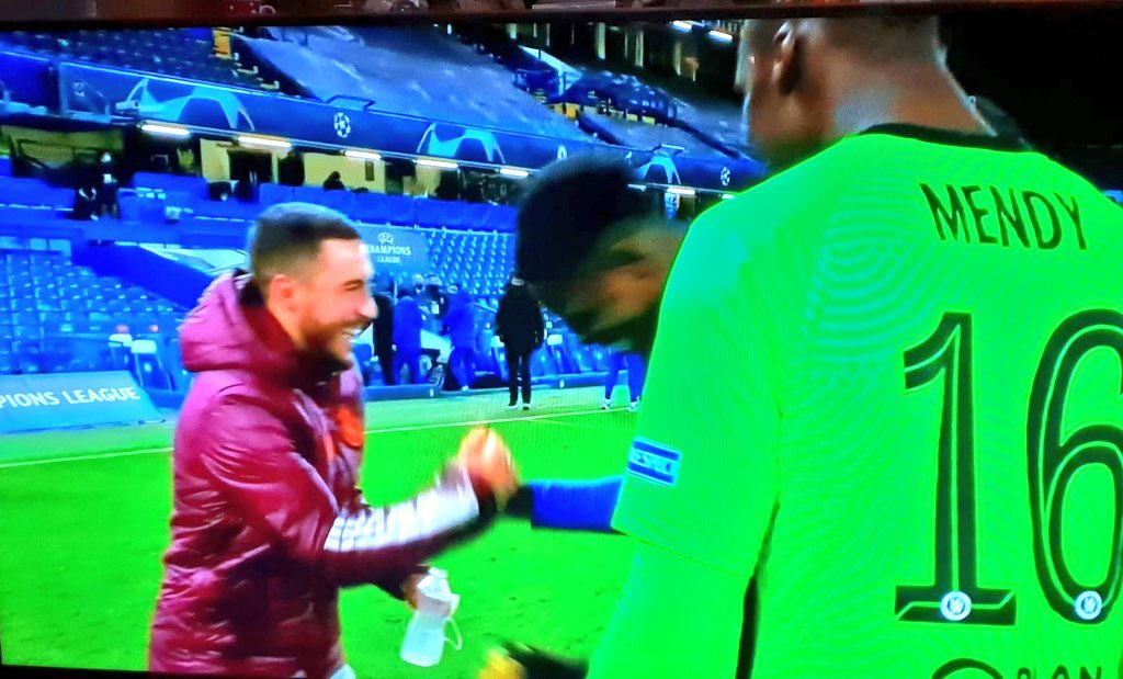 meurmadrid's tweet photo. Na Espanha 🇪🇸 essas imagens do Hazard após o fim da partida estão viralizando. https://t.co/KU2QHilQjv