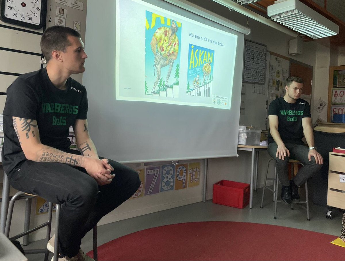 #LäsandeFörebilder på vårturné. Professionella fotbollsspelare, som är goda ambassadörer och förebilder, möter ”tvåor” och läser högt ur Åskan av Ulf Stark. Läsning i kombo med #skolaarbetsliv ger drömmar, mål (!) och studier en push! Tack för idag, <a href="/VarbergsBoISFC/">Varbergs BoIS FC</a> 🙌🏽⚽️📚
