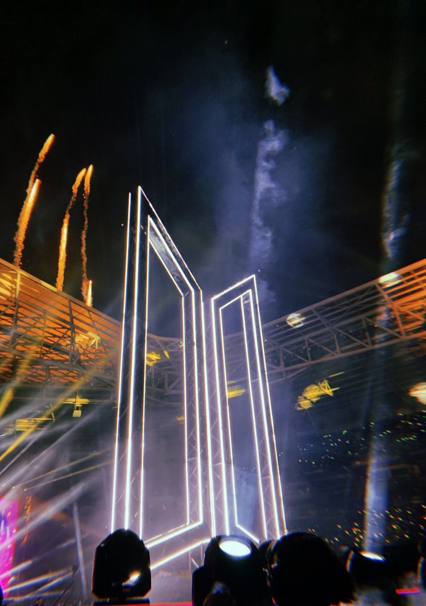 LiveNationBR's tweet image. uma foto linda assim tem que ser vista sem cortes mesmo 💜