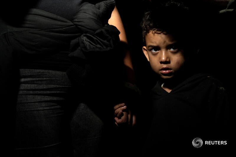 An asylum-seeking migrant boy stands by his mother at the riverbank after crossing the Rio Grande into the United States from Mexico in Roma, Texas. More photos of the day: https://t.co/lkChahhY7L 📷 Go Nakamura https://t.co/vOHnFeThAh