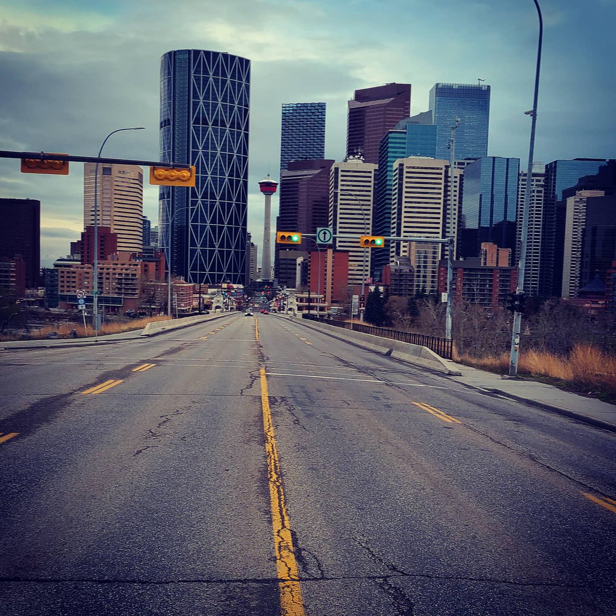 Atyreus's tweet photo. I absolutely love everything about this city. I feel lucky to call this place my home. 

YYC is my life.
YYC is my happiness.

#yycliving #appericationpost #calgaryalberta  #calgarylife #Canada #cofred #hometownpride https://t.co/LgvccpNC06