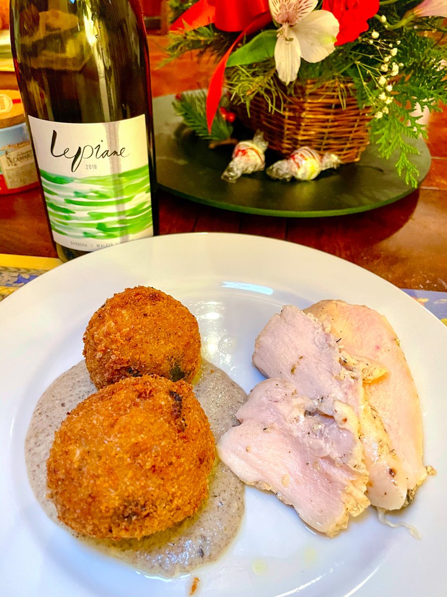 sommstable's tweet photo. #Upontheblog this week we're exploring one of Italy's friendliest wines IMHO in 5 Nights of Barbera! If you need a wine to pair with pizza, red sauce, or a red to go with seafood, you need to get to know #Barbera! #ItalianFWT
https://t.co/dohvsw4RSv https://t.co/fTbux5HkQ4