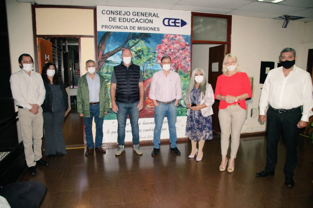 CGEMisiones's tweet photo. Recibimos en el CGE a Daniel Vancsik y Gladis Ledesma con quienes dialogamos sobre la educación en la provincia y especialmente en la ciudad de Posadas.

@jalbertogalarza @colo_vancsik  @LedesmaGladis https://t.co/nAhCvD4o1J
