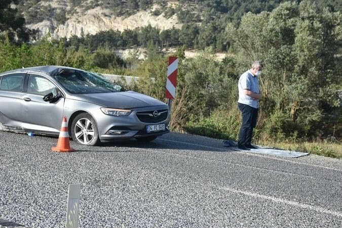 Aydın'ın Karacasu ilçesinde otomobiliyle takla atan ve araçtan sağ kurtulan vatandaş, arabasının yanında şükür namazı kılıp, dua etti.