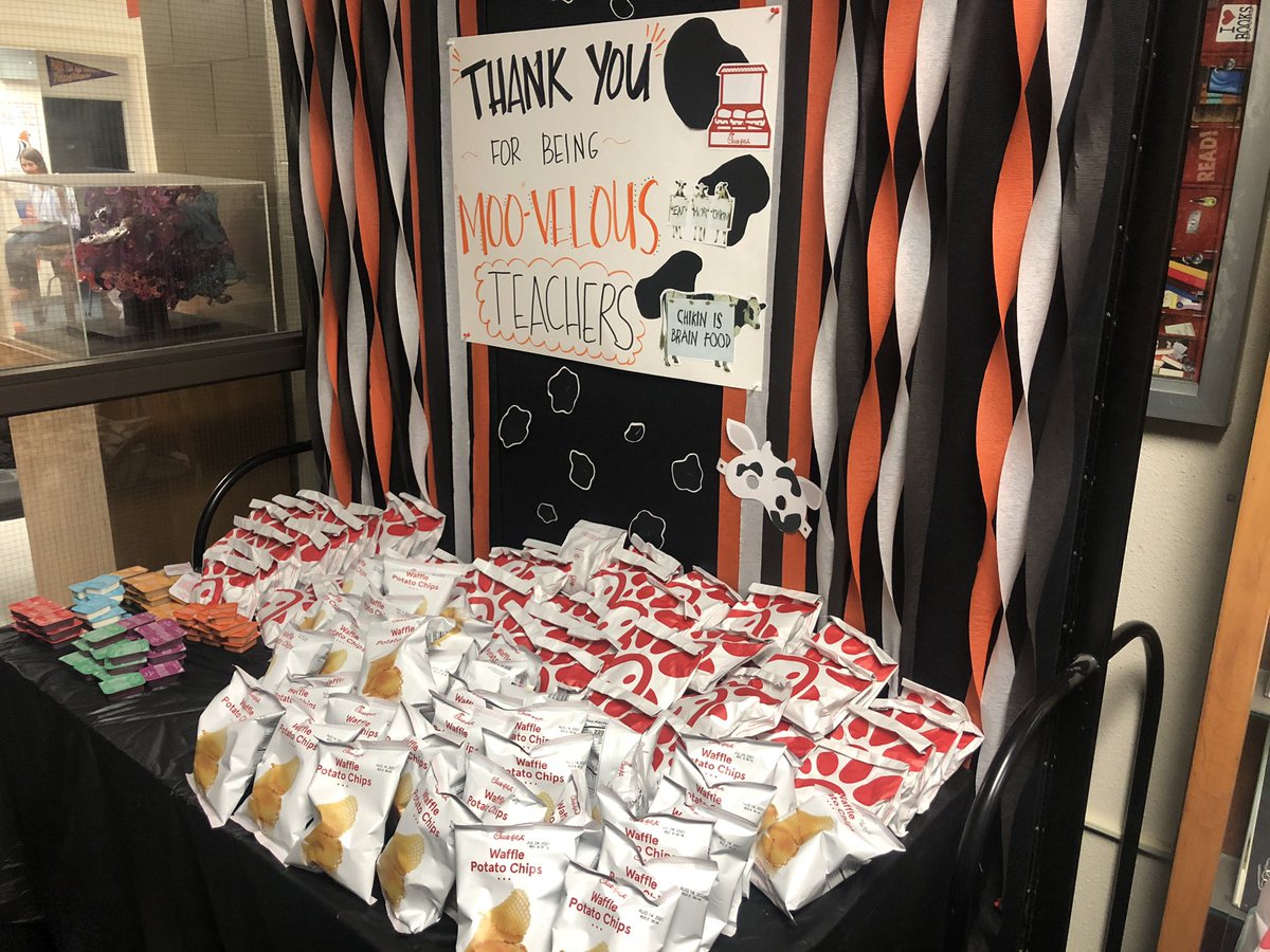 EducatorStrom's tweet photo. Thank you for being Moo-velous! We love our teachers!! #polyistheplacetobe https://t.co/EkEPh6ViIY