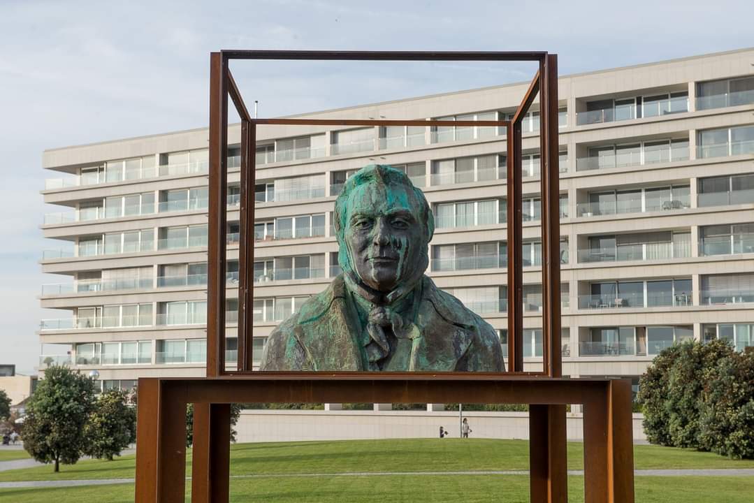 ParadaSim's tweet image. Julião Sarmento, um dos nomes grandes da Arte portuguesa, faleceu hoje, vítima de doença oncológica. O artista deixa em Matosinhos a obra 'Os Gémeos", em homenagem aos irmãos Passos Manuel, naturais de Guifões e figuras proeminentes da vida política portuguesa no século XIX.