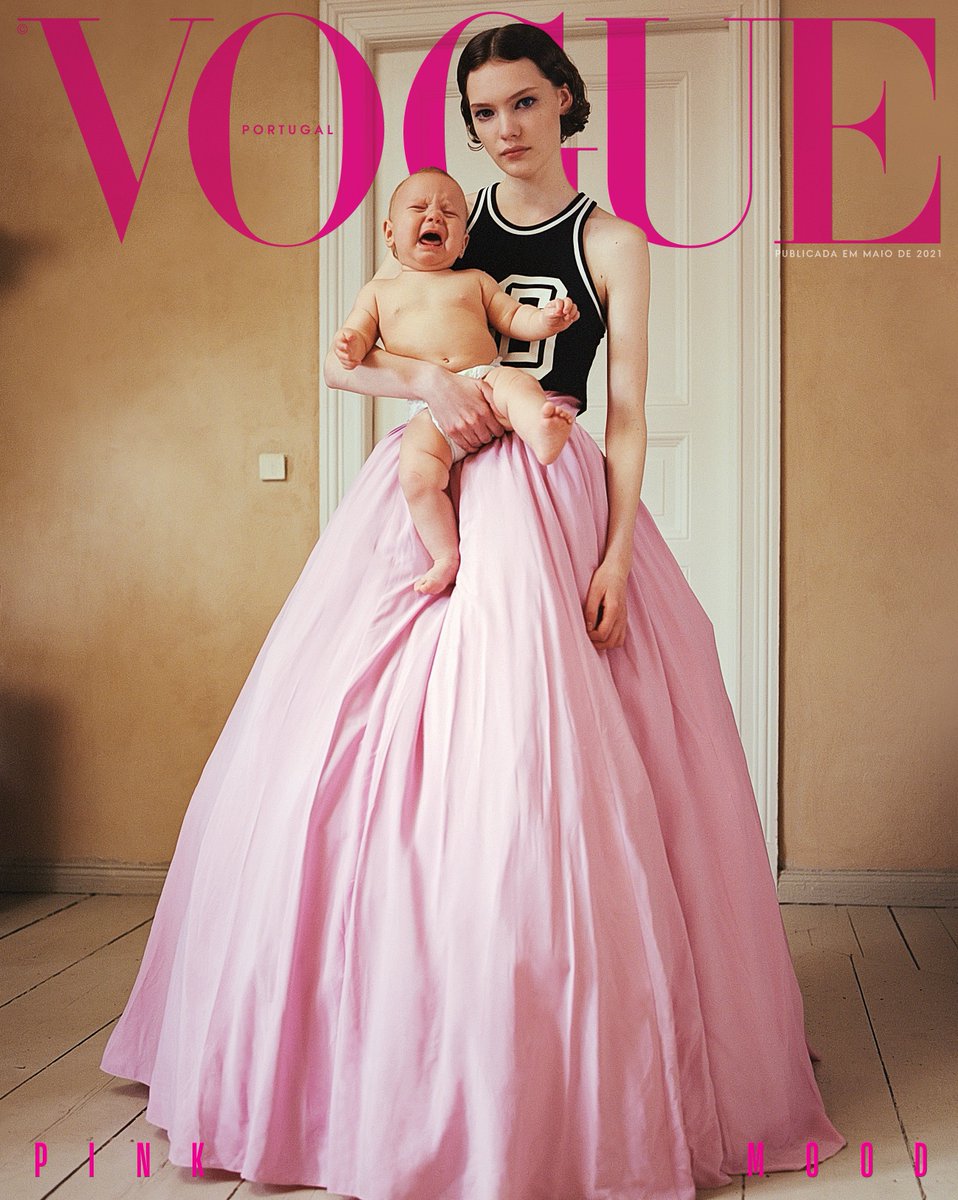 VoguePortugal's tweet photo. #PinkIssue | Uma edição que vê a vida a cor-de-rosa e explora o tom em todos os seus pantones: do mais vibrante ao mais negro, do rosa-pastel ao rosa-choque, do metafórico ao literal. Qual é o seu tom de rosa favorito? O nosso é o rosa-Vogue. Disponível em https://t.co/7vQX0eJSK5 https://t.co/AOspXopUUo