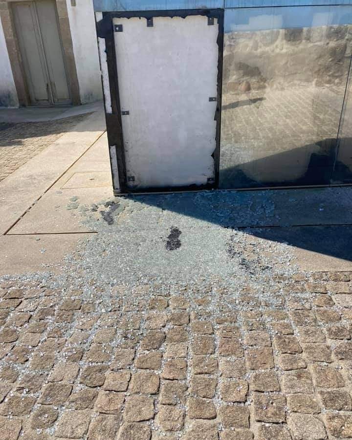 ParadaSim's tweet image. Os atos de vandalismo no espaço público e que atingem o nosso património são altamente condenáveis e refletem comportamentos desviantes e desrespeitosos. Sim, devemos estar atentos e denunciar estas situações sempre que possível.
