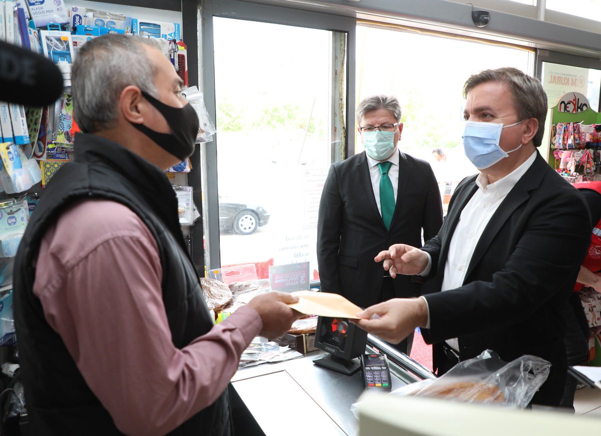 drhamzaydogdu's tweet photo. Zimem Defteri.
Bugün, bütün birim amirlerimizle, mahallelerimizi gezdik. 45 mahallemizde bakkallara  borçları olan ihtiyaç sahibi hemşehrilerimizin borçlarını ödedik.
Bizi biz yapan değerlerimizle kadim bir kültürün temsilcileriyiz. Güzellikleri birlikte yaşatalım.
#Aksaray https://t.co/IsSq4kRN5E