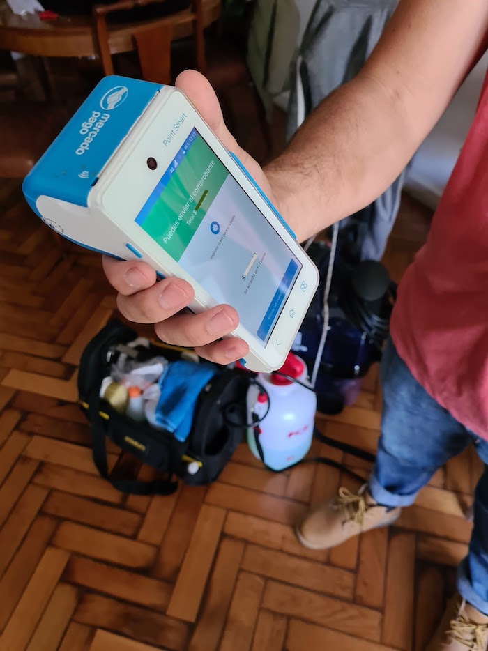 zanoni's tweet photo. hoy vino un chico limpiador de sillones que encontró mi mujer por Instagram. Capo total, se puso el emprendimiento y le va bien. Lo recomiendo! Laburó perfecto y a buen precio. Los dejó nuevos. 
Cómo te pago? le digo. Me pregunta: "tenés Mercado Pago?" y sacó el posnet! https://t.co/K8cYCzOmfM