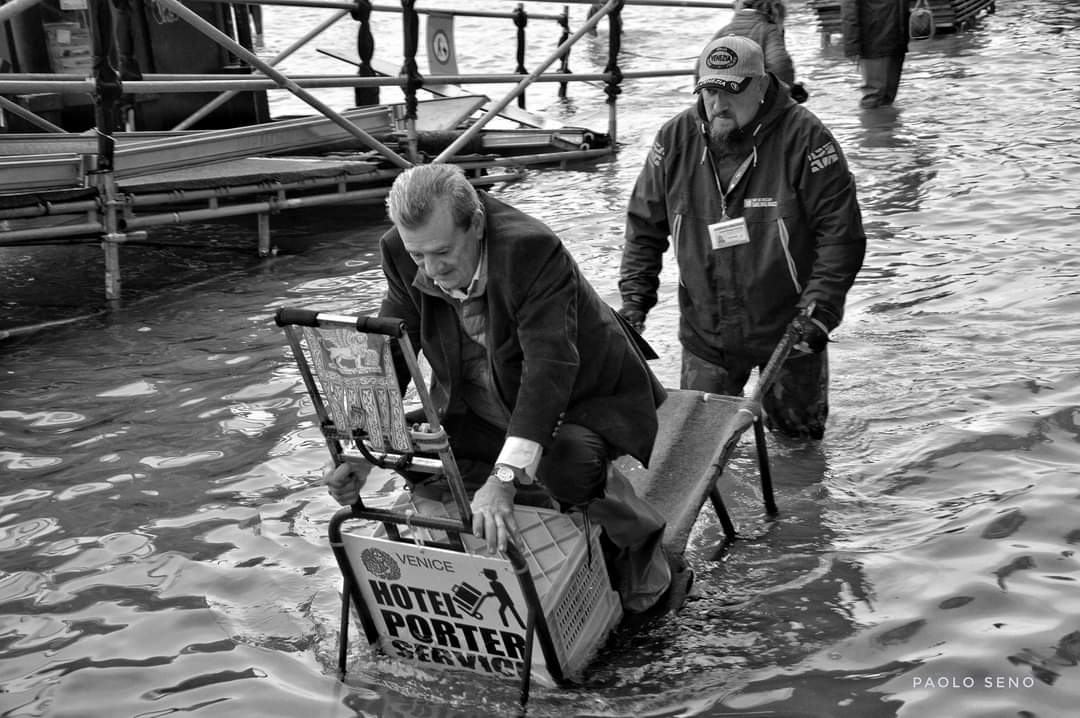 Sei ancora in tempo per inviare le tue immagini e i tuoi video della notte del 12 novembre 2019 e dei giorni a seguire! Puoi inviarceli a aquagranda@unive.it Nel frattempo visita il nostro sito aquagrandainvenice.it Foto di Paolo Seno #acqua #Venezia1600