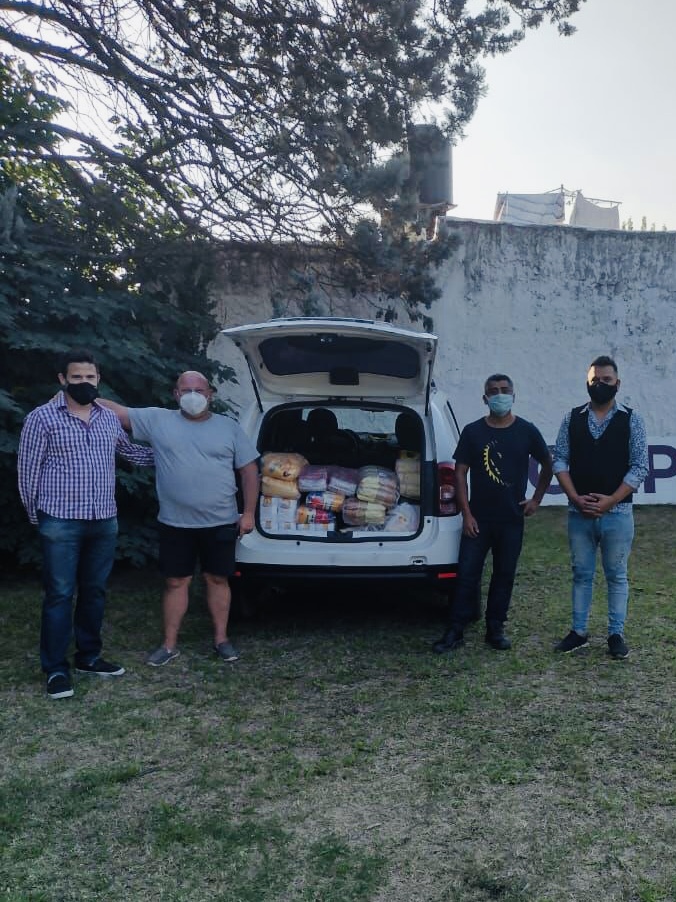 Compromiso_C's tweet photo. 💜EN TIEMPOS DIFÍCILES, MÁS COMPROMISO
Seguimos apuntalando la labor alimenticia, social y de contención que realizan los merenderos y comedores de #AlmiranteBrown. Ésta vez con entrega de alimentos a más de 30 instituciones.
🙌Con o sin pandemia estamos cerca de los que HACEN https://t.co/xCdI838PtB