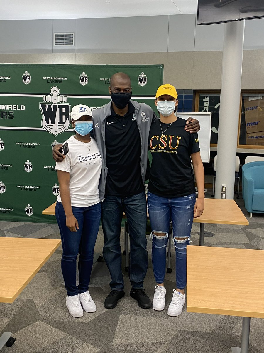 Congratulations to @LolaChambers25 and <a href="/jadegoodloe032/">Jade</a> for signing today! So proud of these young women!